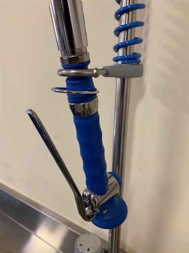 Förspolning med svängbar pip